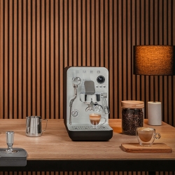 Smeg EMC02BLMEU Minipro semiautomatisk espressomaskin svart