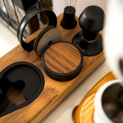 Normcore Coffee Gravity Leveling Tool med Titaniumbeläggning 58 mm Svart