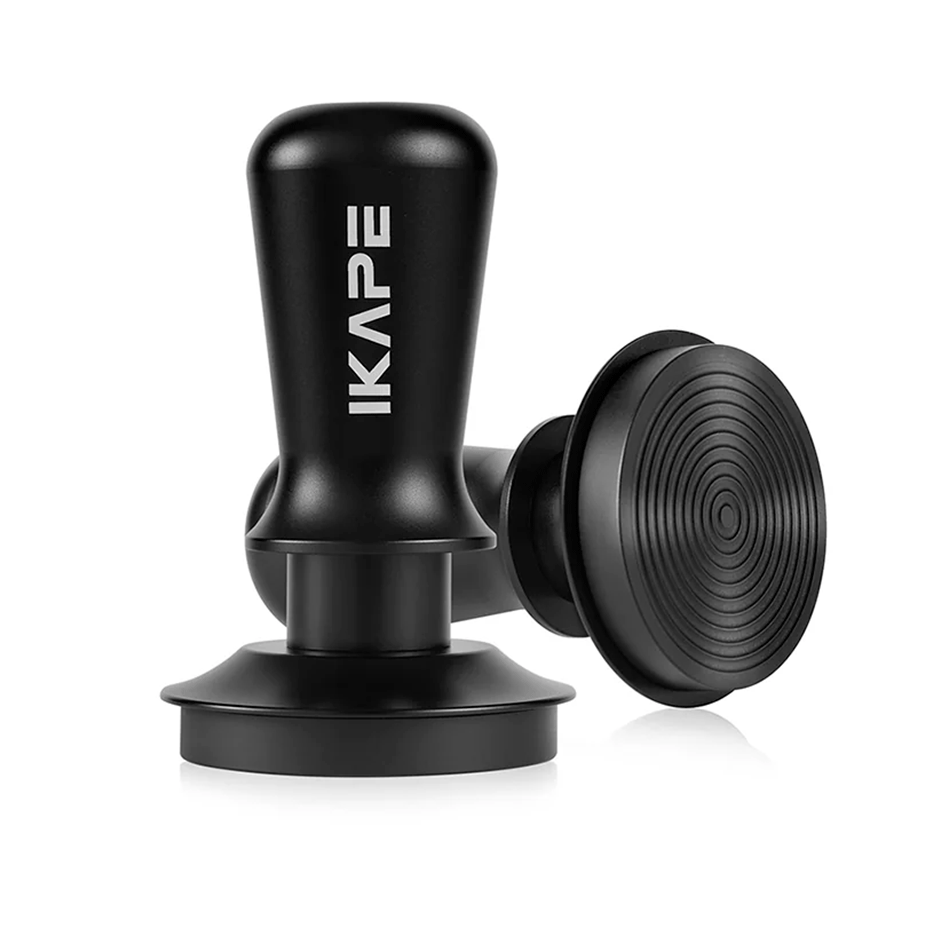 IKAPE V3 Kalibrerad Tamper med Fj&auml;der, R&auml;fflor & Titaniumbel&auml;ggning 58 mm Svart