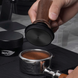 IKAPE V3 Kalibrerad Tamper med Fjäder, Räfflor & Titaniumbeläggning 58 mm Valnöt