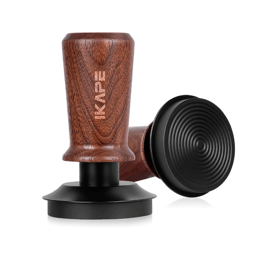 IKAPE V3 Kalibrerad Tamper med Fj&auml;der, R&auml;fflor & Titaniumbel&auml;ggning 58 mm Valn&ouml;t