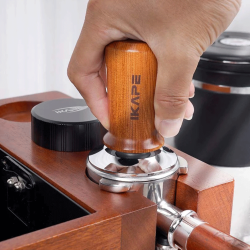 IKAPE Kalibrerad Tamper med Fjäder & Spår 58 mm Valnöt