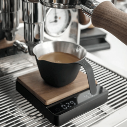 Normcore Pocket Scale Kaffevåg Inkl. WDT Tool V3 m. Hållare Svart & V4 Tamper med Fjäder, Spår & Titaniumbeläggning 58 mm Trä