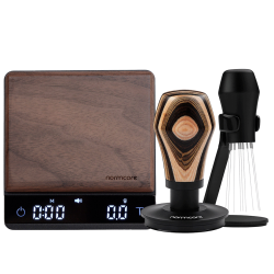 Normcore Pocket Scale Kaffevåg Inkl. WDT Tool V3 m. Hållare Svart & V4 Tamper med Fjäder, Spår & Titaniumbeläggning 58 mm Trä