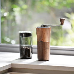 Hario Manuell Kaffekvarn Valnötsträ
