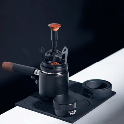 IKAPE Tamperstation Valnöt Inkl. Kalibrerad Tamper Med Fjäder, Räfflor & Titanium 58 Mm, WDT-Verktyg & Mjölkkanna 0,5 L