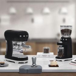 Smeg ECF02BLEU Espressomaskin Svart Inkl. Smeg CGF11BLEU Kaffekvarn Svart