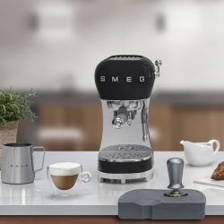 Smeg ECF02BLEU Espressomaskin Svart Inkl. Smeg CGF11BLEU Kaffekvarn Svart